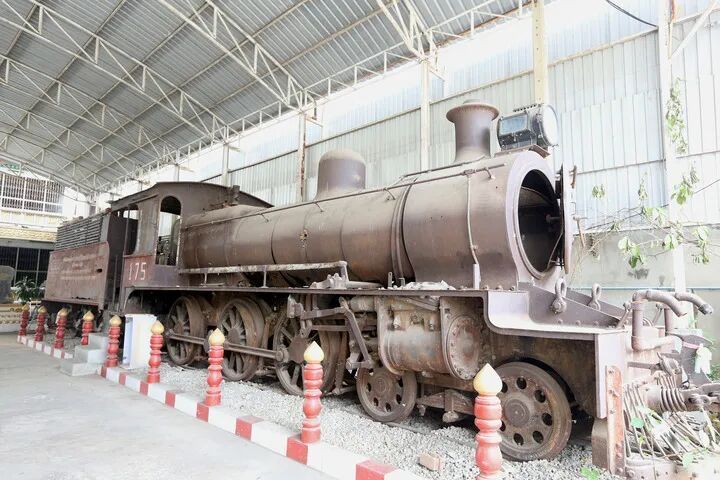 这是2025年8月13日在泰国北碧府桂河大桥附近拍摄的日本侵略者使用过的火车。桂河大桥是“死亡铁路”最著名的一段，泰国在二战后将其开发为纪念性景点，向各国参观者展示日本侵略者的累累罪行。新华社发（拉亨摄）