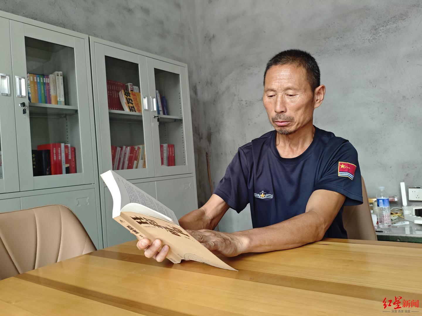 ▲刘诗利在家里有了书柜与书桌