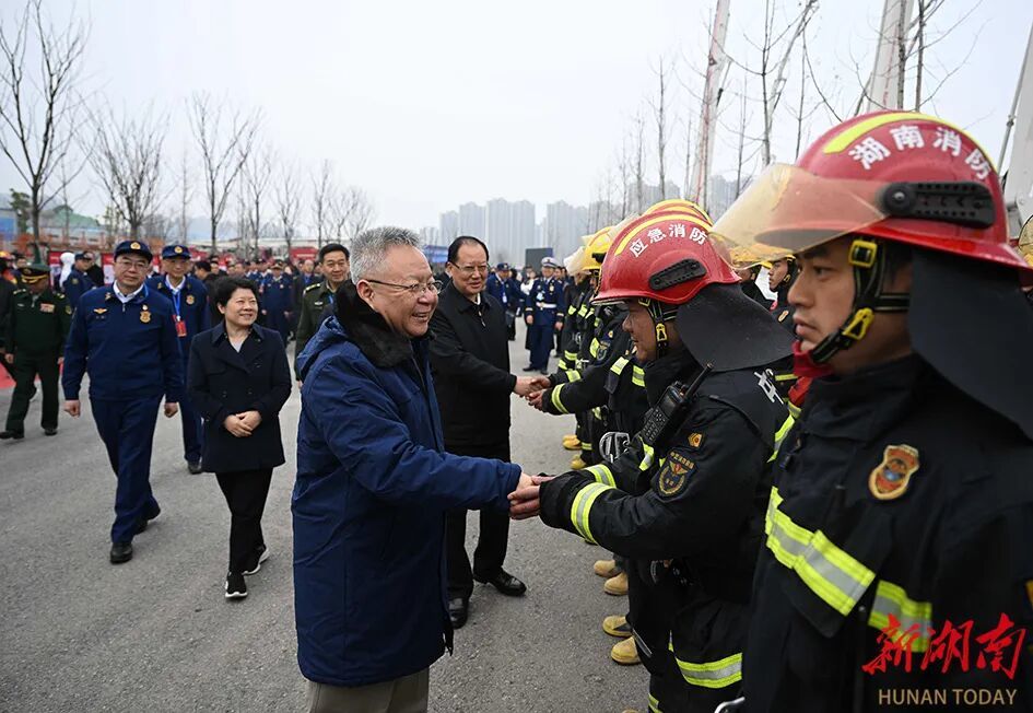 12月20日,沈晓明、毛伟明一行慰问参演人员。