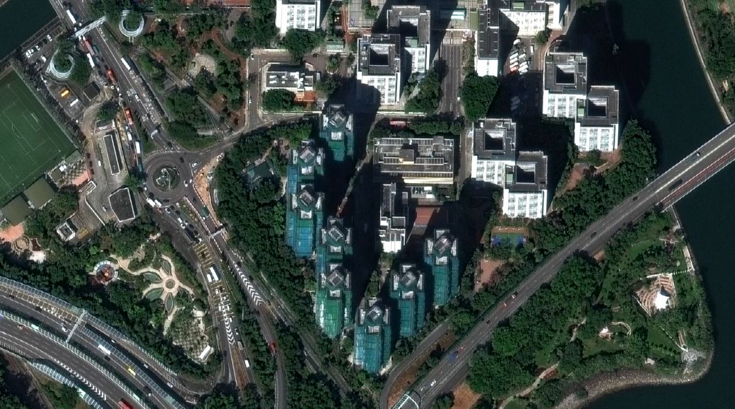 维修期间的宏福苑(图中的绿色楼体)