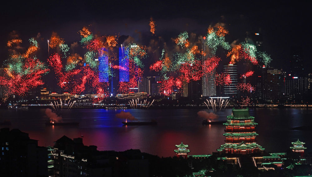 10月1日,2025年南昌市国庆烟花晚会在江西省南昌市赣江老官洲水域举办。新华社记者 万象 摄