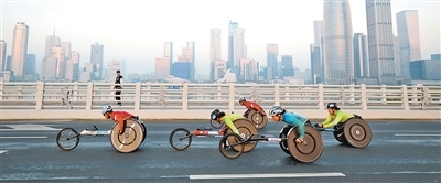 残特奥会女子全程马拉松T54级参赛选手在比赛中。新华社记者 毛思倩摄