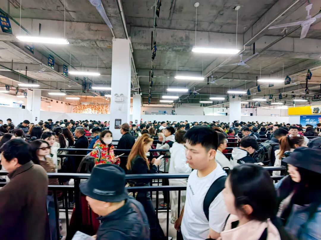 2024年4月4日,河南洛阳老君山,游客排长队等坐索道。图/IC