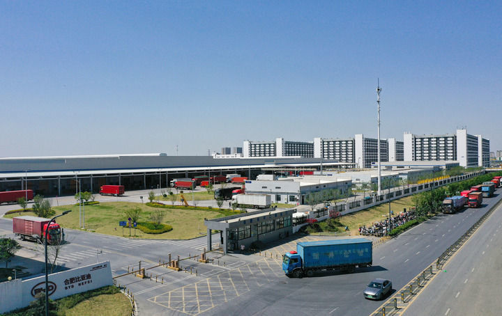 4月14日，在安徽合肥长丰县，大货车在排队进入比亚迪合肥基地园区（无人机照片）。新华社发（孔根龙 摄）