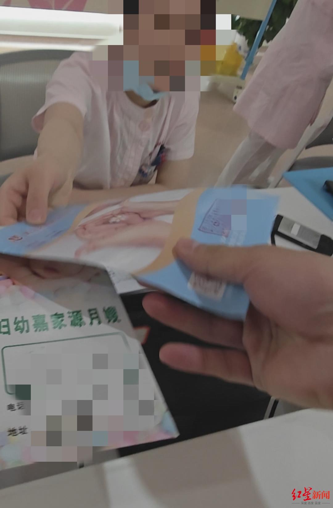 ▲5月,记者在医院实地走访时,医护人员递月嫂机构宣传彩页