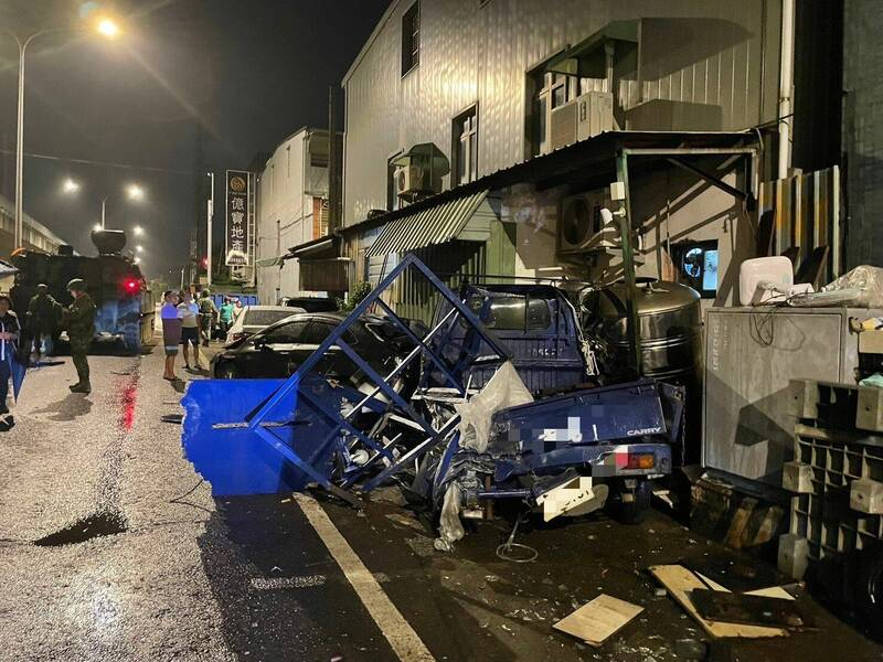 ▲今年的“汉光演习”状况不断,图为台军一辆自行火炮车街头连撞4车(图源:台媒)