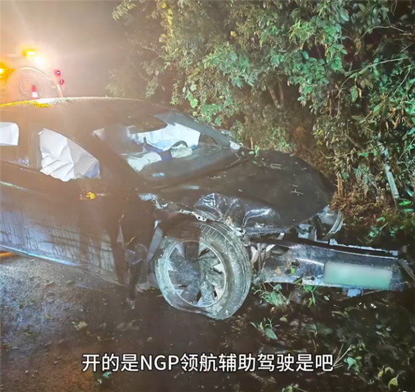 男子打开“辅助驾驶”后闭眼就睡 结果车被撞稀烂