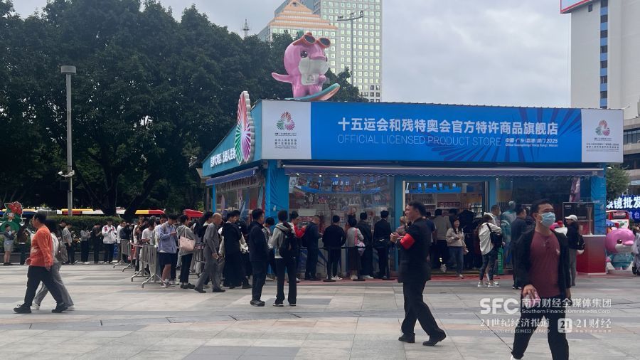 （旗舰店外，抢购盲盒的消费者排起了长队，郑玮/摄）