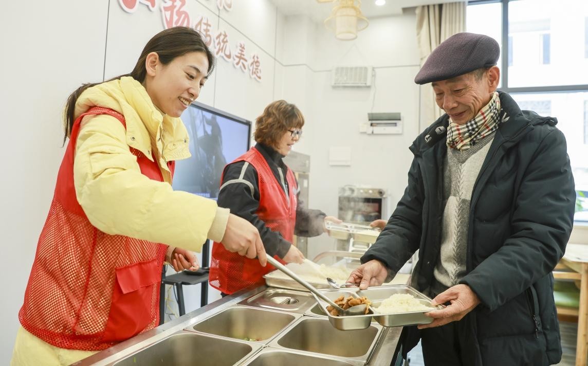 2025年1月2日，江西省瑞昌市，赛湖街道府东社区，一位老人正在社区幸福食堂打餐。