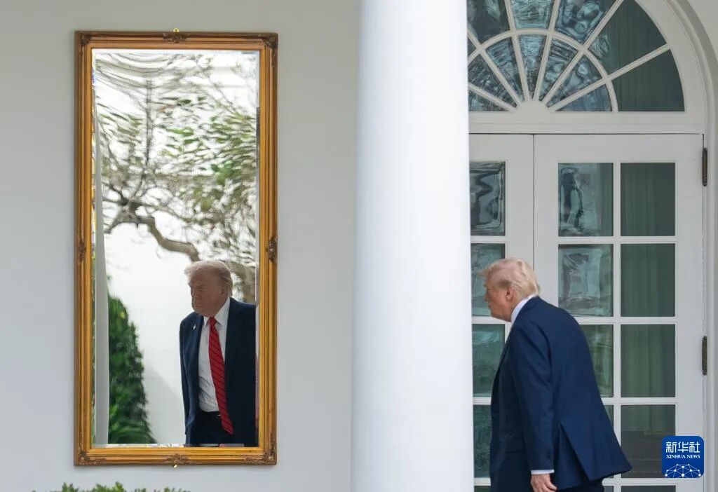 10月10日,在美国首都华盛顿,美国总统特朗普返回白宫。图源:新华社