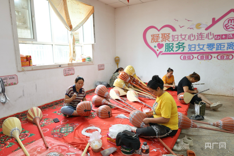 在加依手工乐器产业园，村民在制作乐器（央广网记者 梁瑜琳 摄）