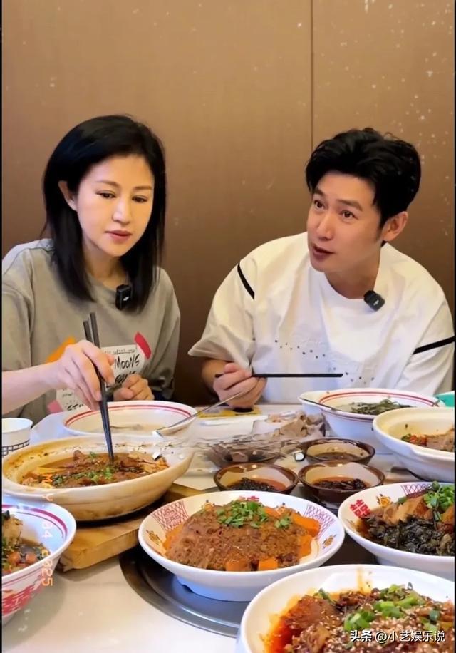 陆毅鲍蕾一家四口甜蜜出游,两个宝贝女儿颜值爆表,太可爱了!