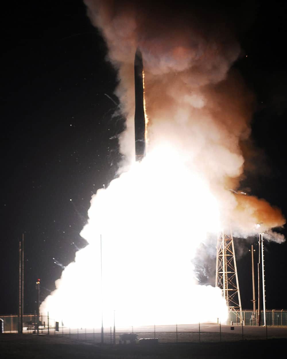从发射井中起飞的LGM-30G"民兵Ⅲ"洲际弹道导弹