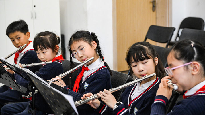 2025年3月27日,重庆市江北区的重庆巴川量子学校交响乐社团学生在练习乐器演奏。新华社记者 王全超 摄