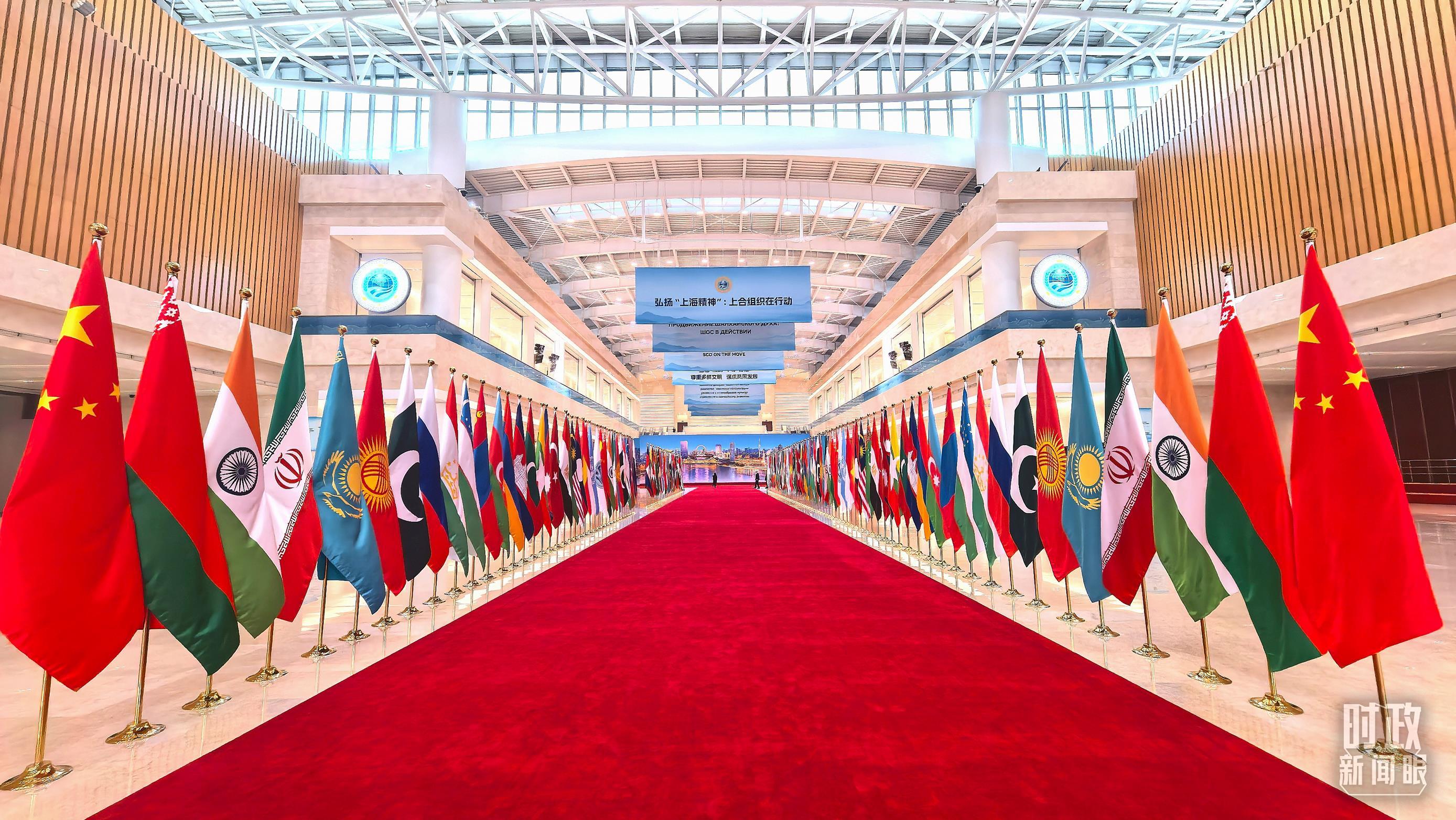 △与会各国国旗、上合组织会旗和联合国旗帜组成的恢弘旗阵。（总台央视记者刘琦拍摄）