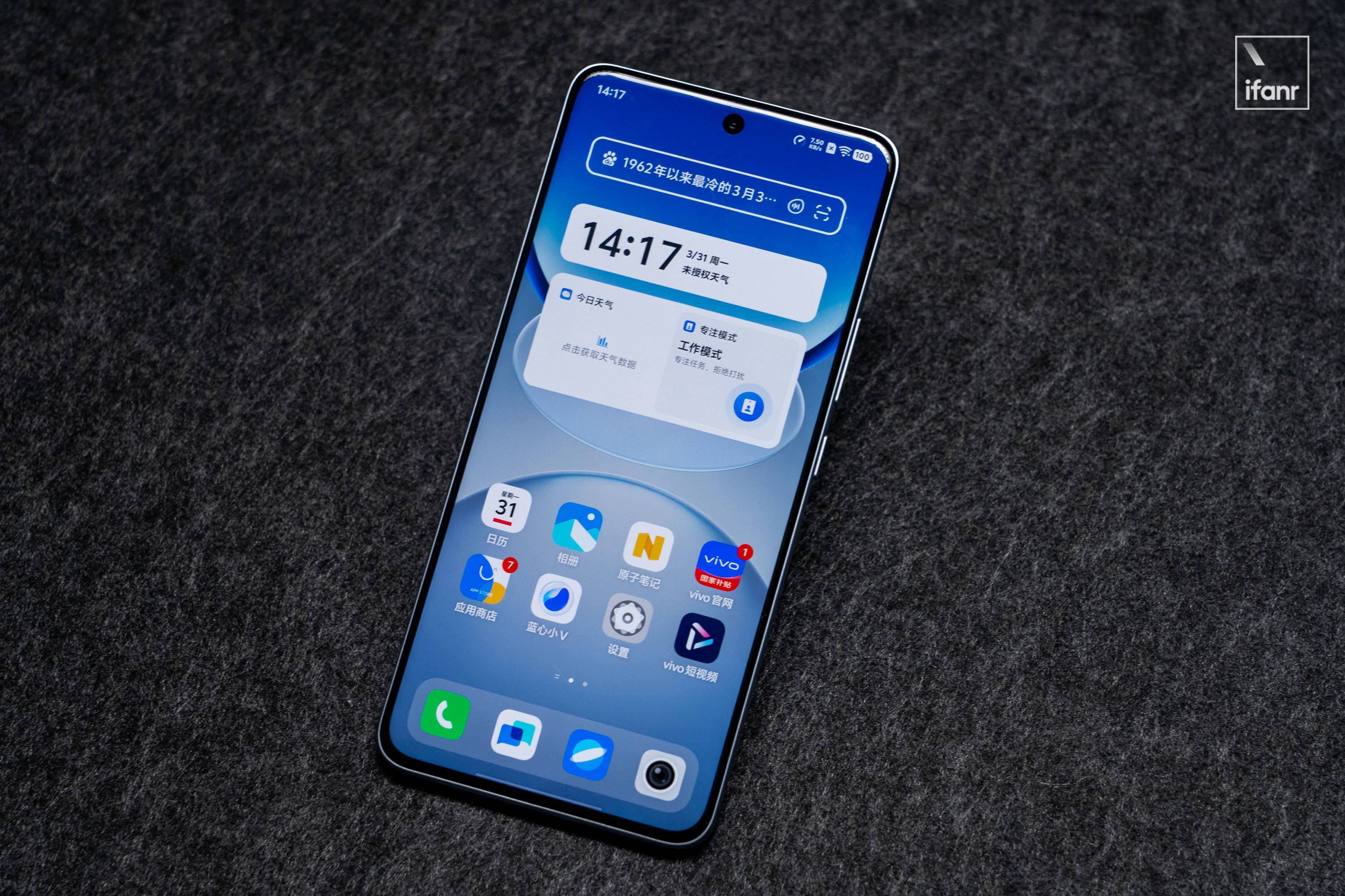 vivo Y300 Pro+:1799 元,你能买到一款能打电话、能拍动态照片的 7300mAh 超轻超薄充电宝 | 新品画报