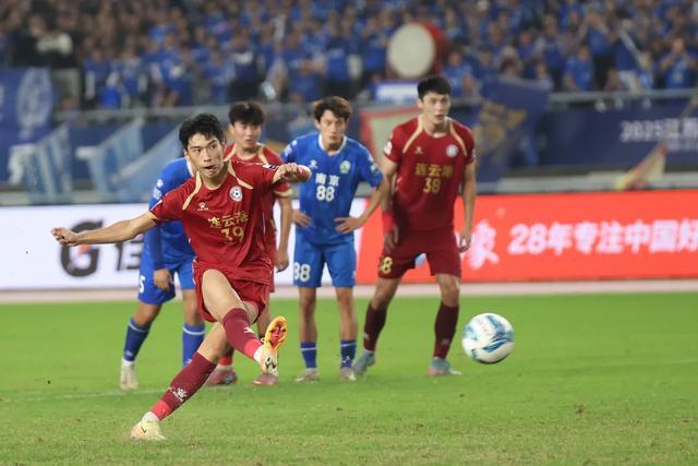 “苏超”1/4决赛的比赛中,连云港队球员在常规时间射入关键点球,将比赛拖进点球大战。 中新社记者 泱波 摄