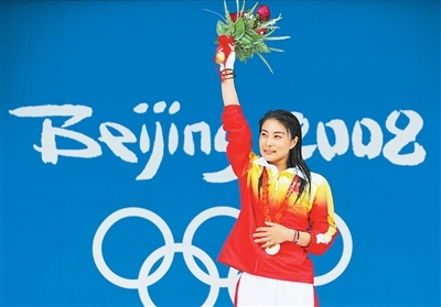 郭晶晶在2008年北京奥运会女子三米板项目中摘金。施 觉摄(影像中国)