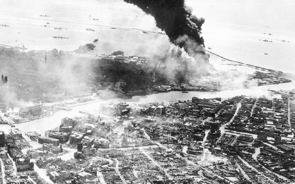 马尼拉战斗中，被困日军在城内放火。