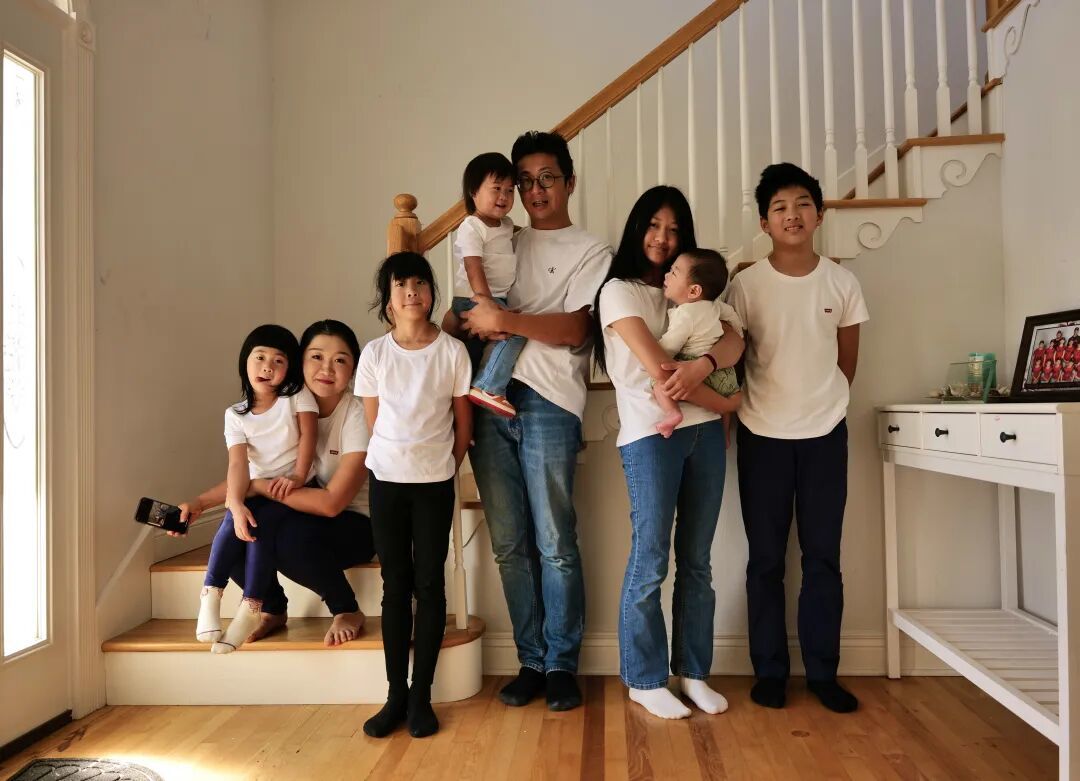 (杨太太一家八口的全家福)