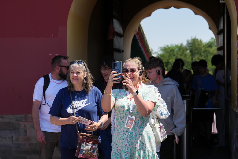 2025年5月1日，来自澳大利亚的游客在北京天坛公园游览。新华社记者 鞠焕宗 摄