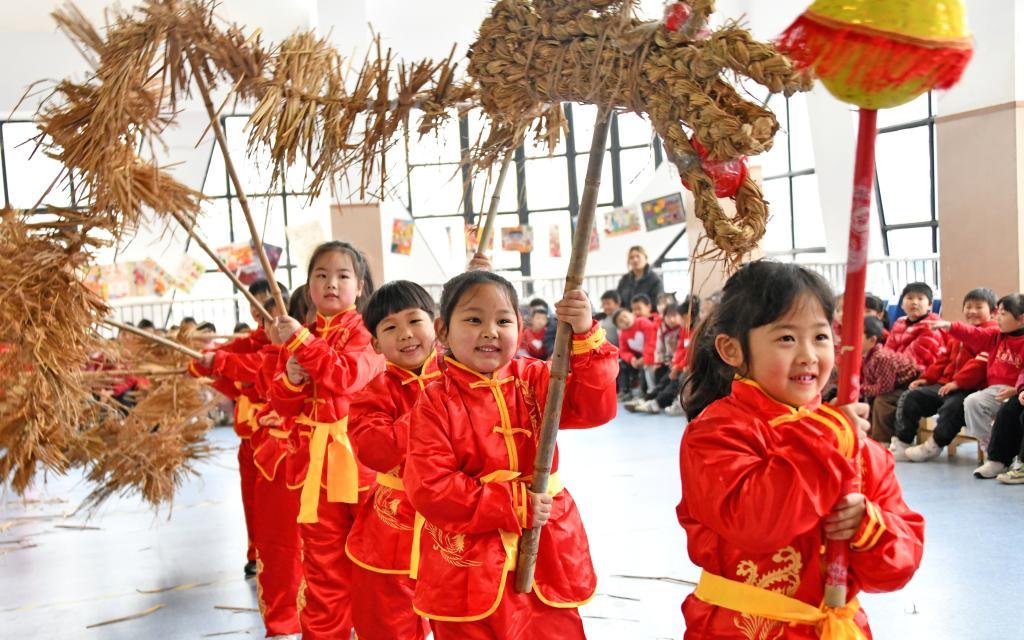 2月27日，浙江省台州市仙居县下各镇中心幼儿园的孩子在老师指导下进行“稻草龙”表演。新华社发（王华斌摄）