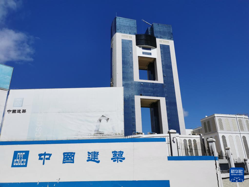 这是3月24日在阿尔及利亚首都阿尔及尔拍摄的住房、城市规划和城市部的新办公大楼外景。新华社记者 徐永春 摄