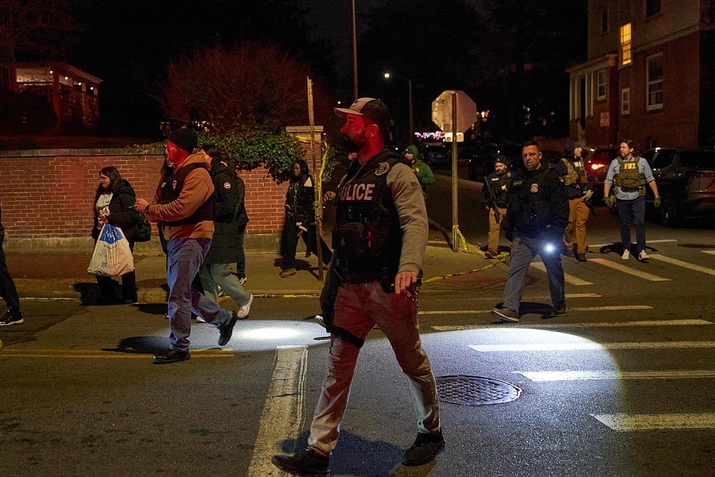 △△执法人员护送学生离开现场