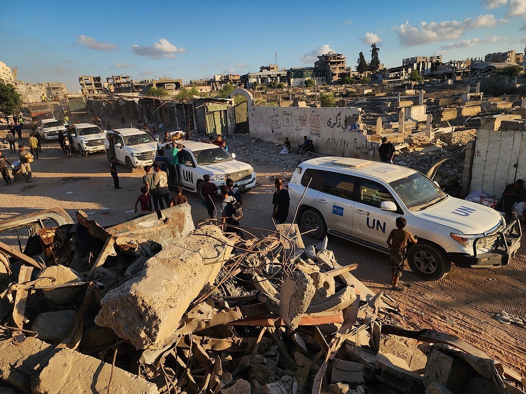 当地时间2025年10月12日,根据停火协议,载有人道主义援助物资和燃料的卡车通过凯雷姆沙洛姆口岸进入加沙地带,抵达汗尤尼斯。