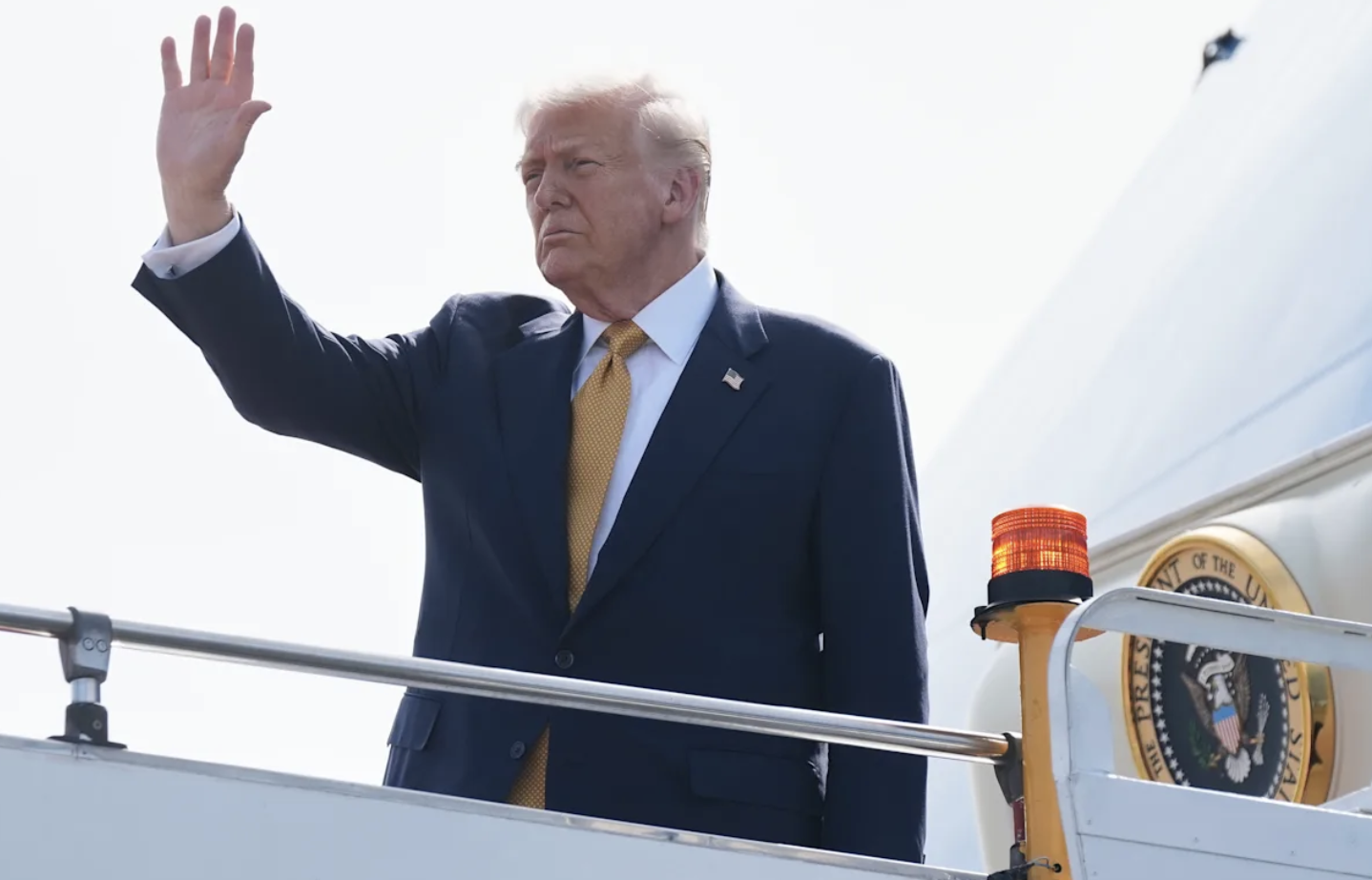 ▲特朗普在吉隆坡国际机场登上空军一号专机前往日本