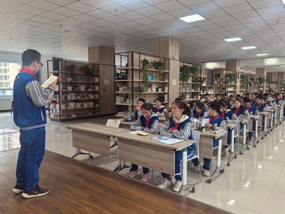 △2025年4月16日，甘肃兰州，学生们在图书馆上阅读课。