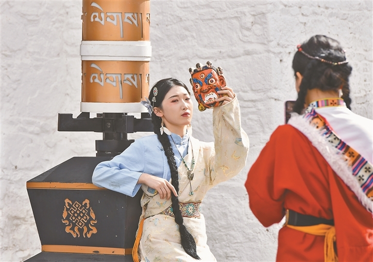 游客在八廓街拍藏装写真。记者 旦增兰泽 摄