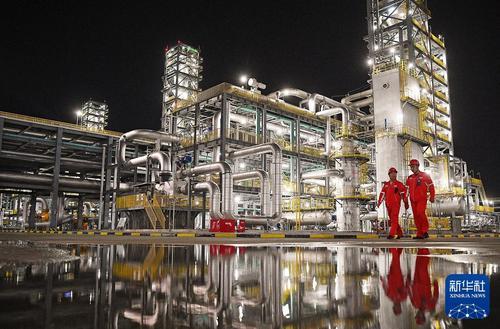 2023年7月27日，夜班工作人员在位于陕西榆林的中国石油长庆油田上古天然气处理总厂巡检。新华社记者 王鹏 摄