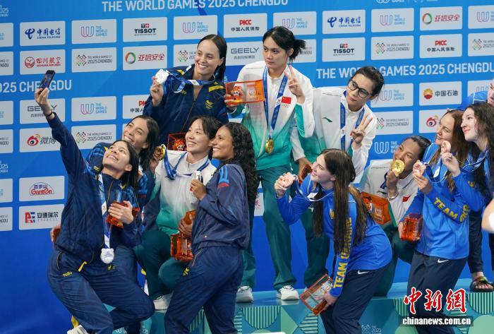 8月11日,成都世运会获奖运动员在颁奖仪式上拍照留念。 中新社记者 安源 摄