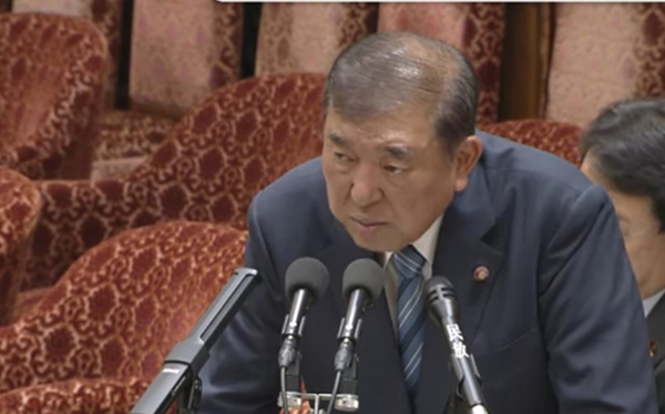 8月4日,日本首相石破茂出席日本国会众议院预算委员会会议。 视频截图