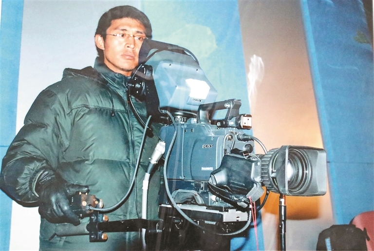图为2005年,拉巴多吉在曾经的阿里电视台演播厅内拍摄。 (图片由受访者提供)