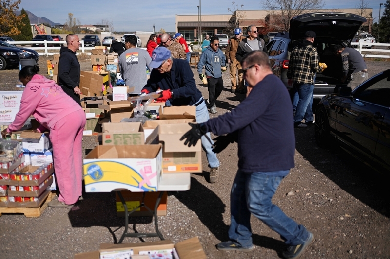 11月7日,美国科罗拉多州科罗拉多斯普林斯市,美国政府“停摆”持续,美国民众排队领救济。 IC Photo