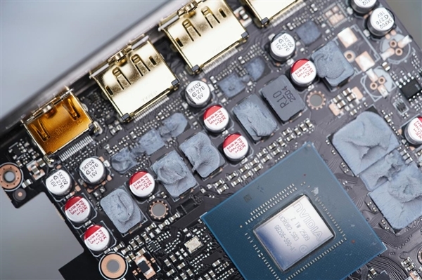 巧妙滑块设计!技嘉RTX 5060 Ti GAMING OC 16GB魔鹰图赏