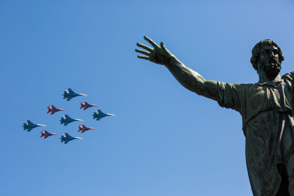 2016年5月9日,在俄罗斯莫斯科举行的纪念卫国战争胜利71周年阅兵式上,战机编队飞过红场上空。新华社记者白雪骐摄