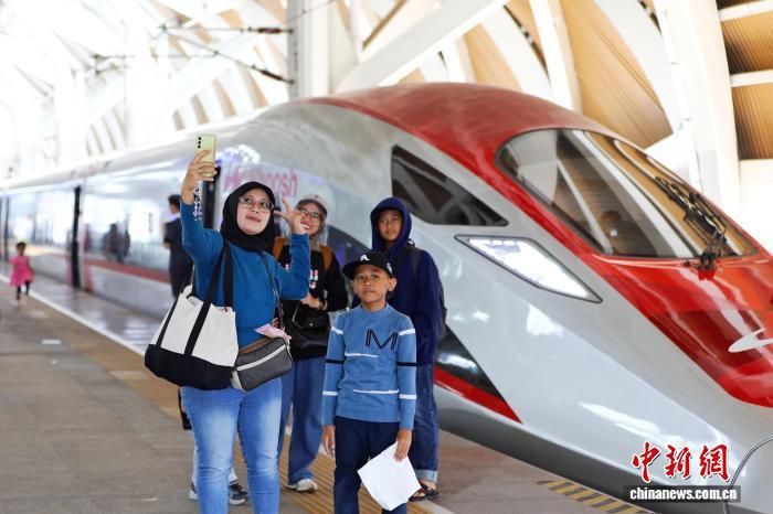 当地时间6月26日,旅客在印尼雅加达哈利姆高铁站与列车合影。雅万高铁由中印尼两国合作建设,最高运营时速350公里。 中新社记者 李志全 摄