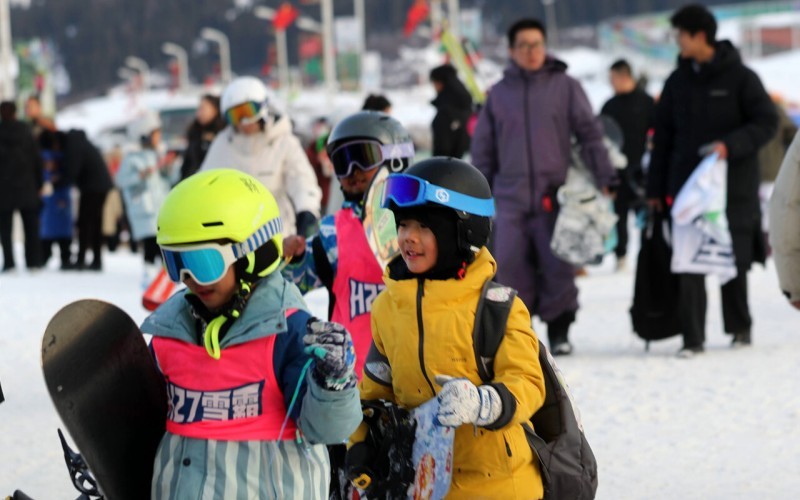 12月5日,孩子们在乌鲁木齐丝绸之路山地度假区东区滑雪场感受滑雪乐趣。天山网-新疆日报记者 李雄心摄