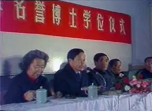 复旦大学举行授予杨振宁(左二)名誉博士学位仪式现场。复旦大学 图