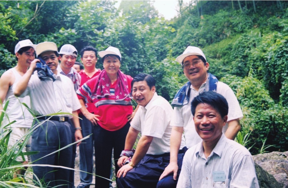 1999年6月,习近平在福州森林公园参加纪念毛主席“发展体育运动,增强人民体质”题词47周年登山健身活动。(图片来源:《习近平在福建(下册)》