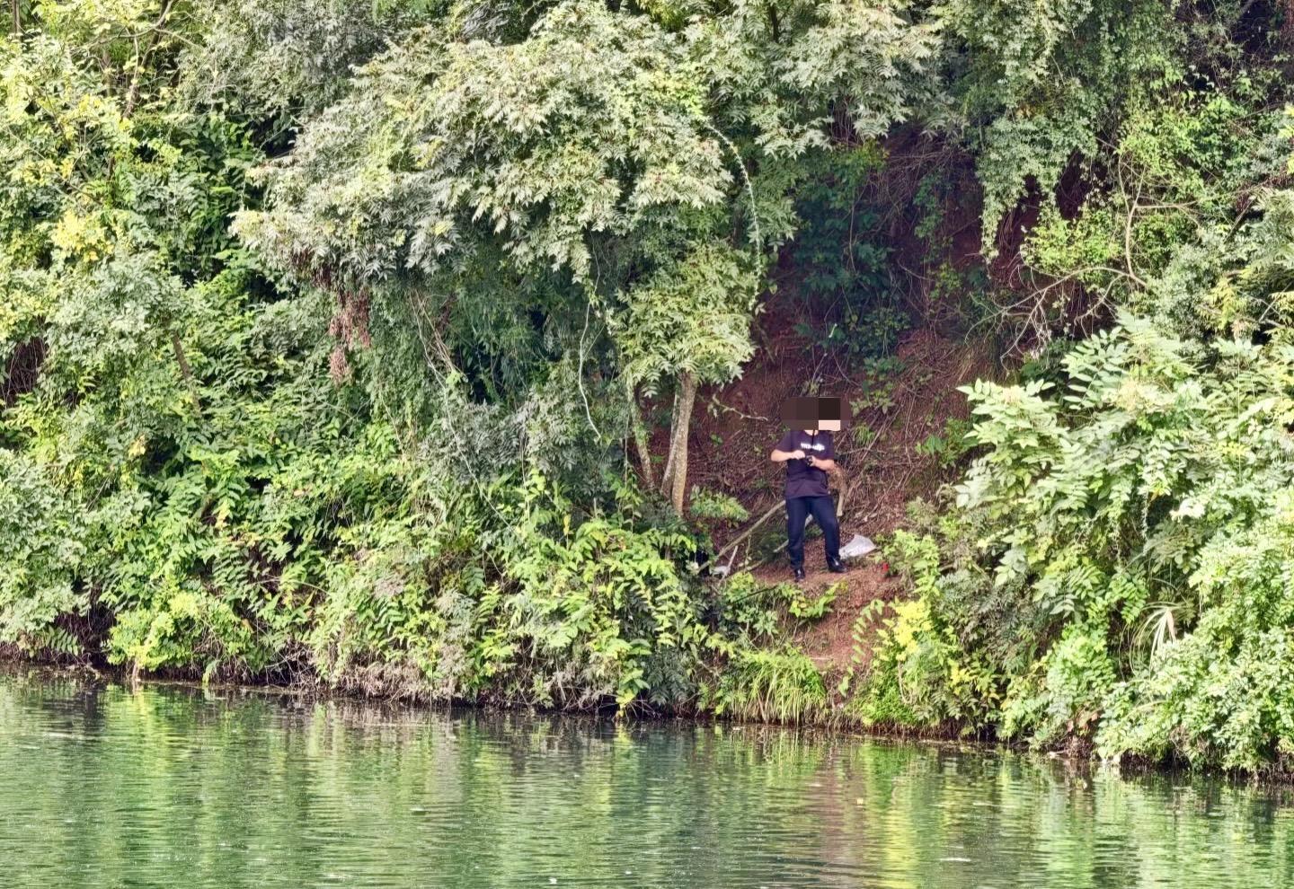 ▲一男子在兴隆湖边违规垂钓