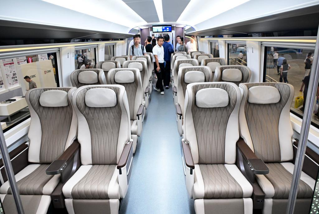 9月18日，人们在智能市域列车上参观。新华社记者 李紫恒 摄