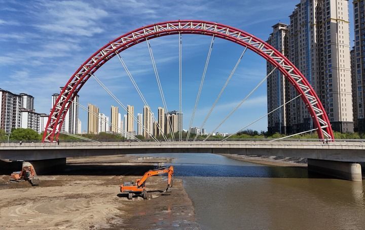 工人在河北省秦皇岛市大汤河防洪治理项目建设工地操作机械设备施工(2025年4月29日摄,无人机照片)。新华社记者 杨世尧 摄