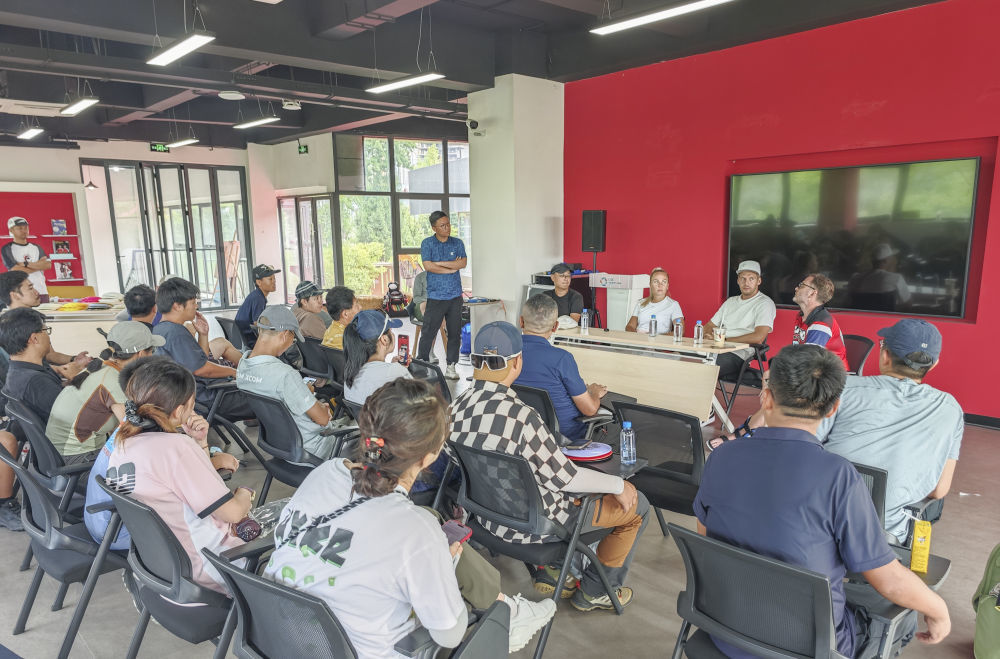 8月11日,在2025年成都世运会掷准飞盘混合双人比赛完赛后,代表爱沙尼亚队参赛的莱特夫妇与中国飞盘爱好者交流。