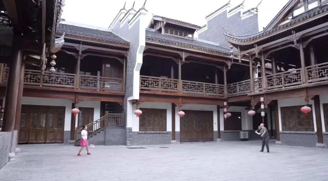 ▲大庸古城周边居民在空旷的古城里打羽毛球(图/视频截图)
