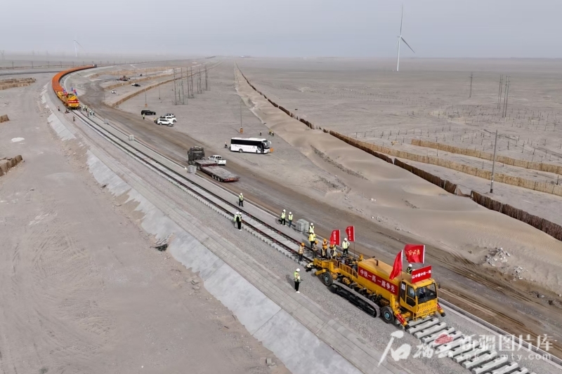 罗若铁路米兰至罗布泊铺轨现场，长铺机组在铺设长轨。赵树明摄