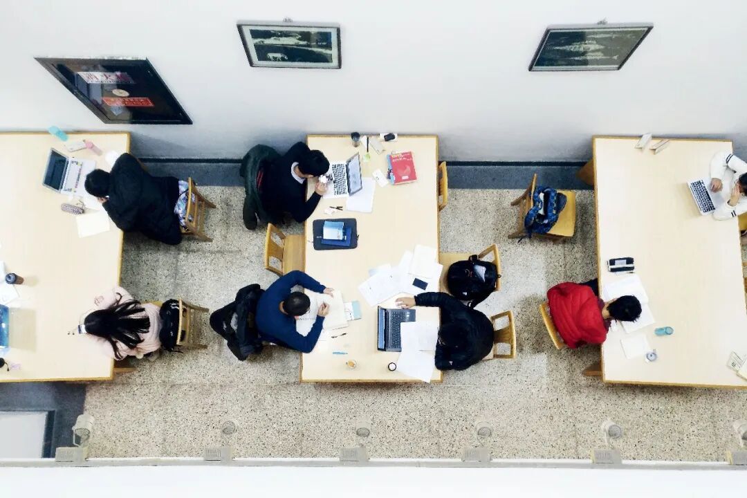 北京大学图书馆内学习的学生 图/视觉中国